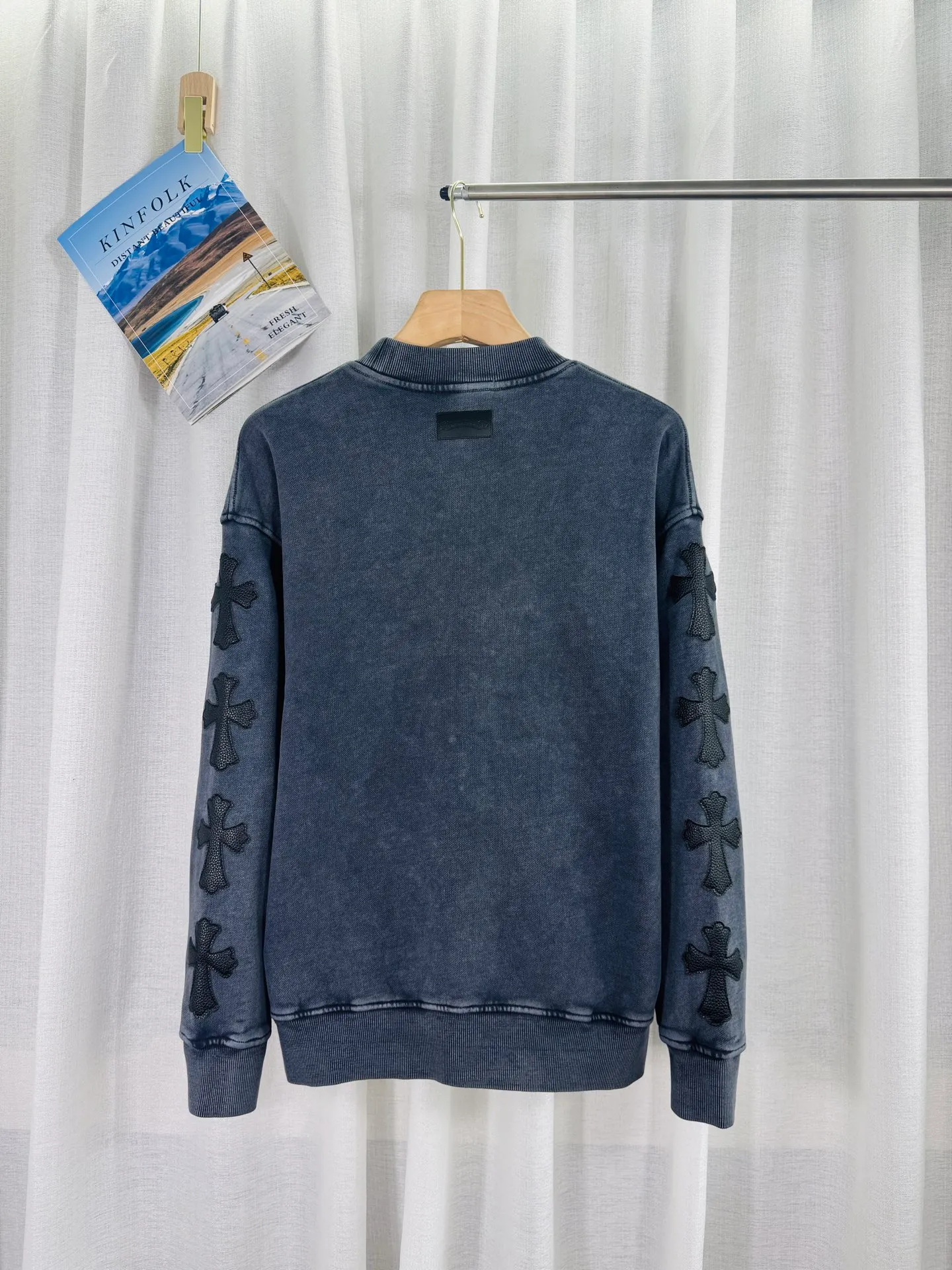 P270 top version, real shot without P, ​​different from market currency) 𝗖𝗵𝗿𝗼𝗺𝗲 𝗛𝗲𝗮𝗿𝘁𝘀/Cro Heart 2025 Washed Leather Embroidery Autumn and Winter New Original Single Counter American Laser Burnt 3D Three-dimensional Color Embroidered Couple Casual Sweater 👑The highest version! Customized fabric 420g tripe terry fabric! American acid-washed and distressed original fabric, laser burnt pattern ✟Skin embroidery, exquisite embroidery of letters! The best-selling model in the counter, very comfortable to wear. Accessories: original molded and authenticated collar label➕100% silk wash label. Genuine purchase-grade original hangtag➕matching hanging rope➕3D hanging beads➕original packaging bag. Craftsmanship: The original version has consistent wiring! The highest version of the armhole matching technique! Color: Gray Black Size: S M L XL Style No.: 9314